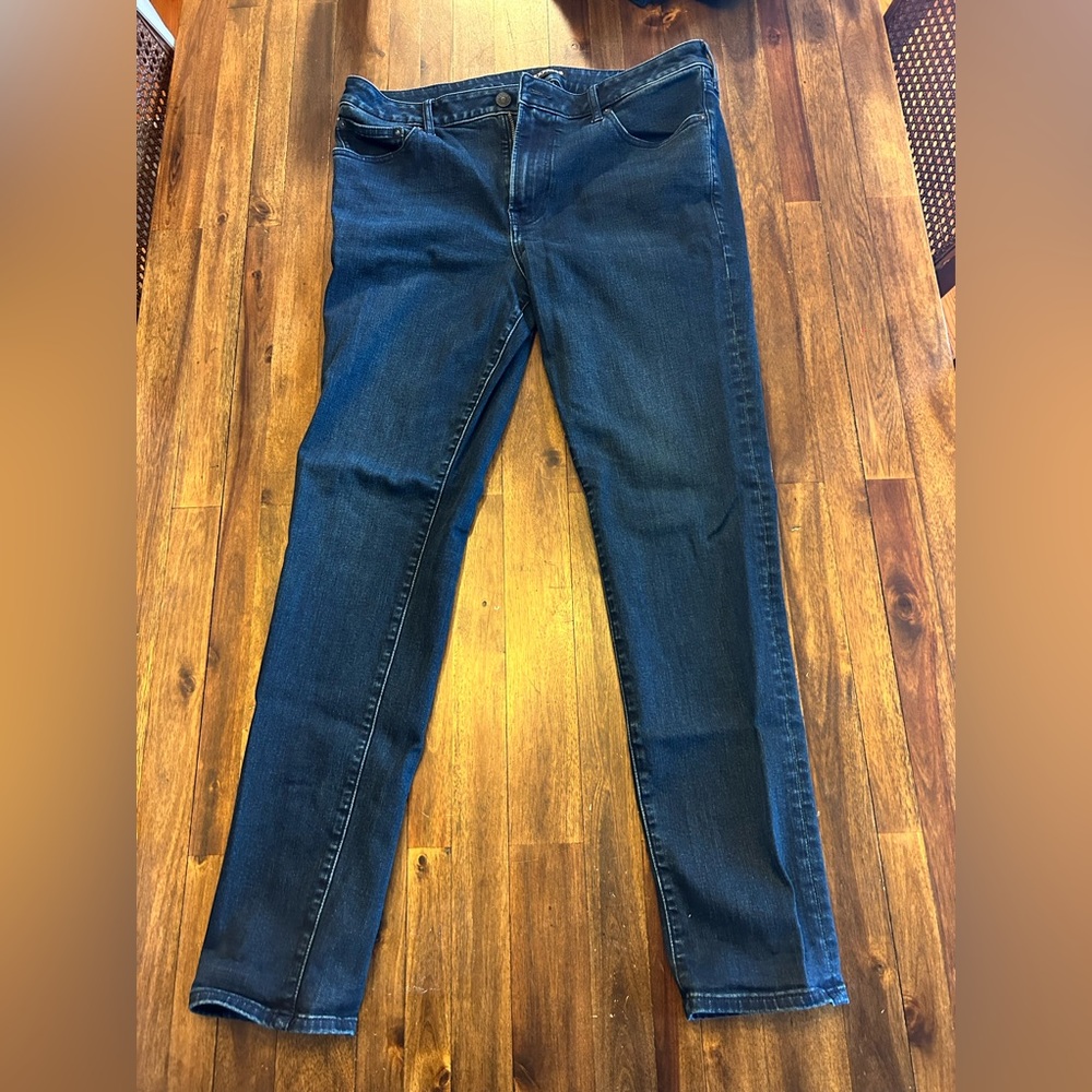 Men’s Express Skinny jeans in dark blue. Size 34x32. Lightly worn.